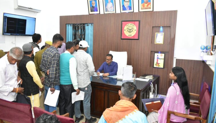 डीएम ने जनसुनवाई के दौरान कार्यालय में आये लोगों की शिकायतों को सुना व किया निस्तारित