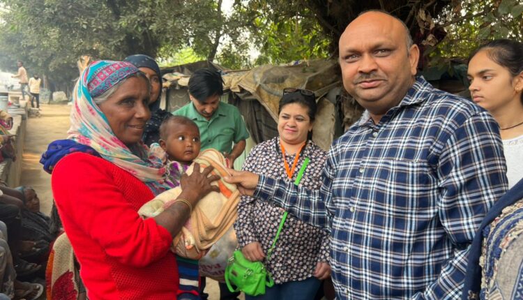 एक गुंज कपड़ा बैंक ने जरूरतमंद लोगों को दीपावली के सामान का‌ वितरण किया