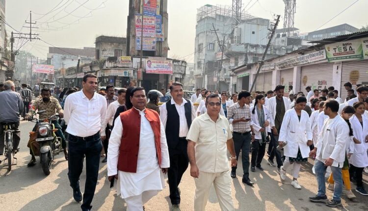 एसआरएम राजकीय आयुर्वेदिक कालेज ने निकाली जागरूकता रैली
