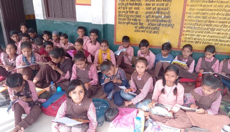 बजट के अभाव में नहीं छपे पेपर, अव्यवस्थाओं के बीच बेसिक स्कूलों की छमाही परीक्षा शुरू