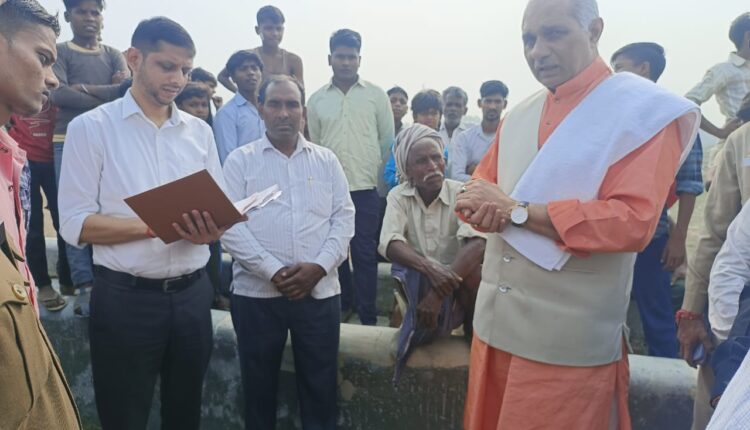 पशुधन दुग्ध एवं विकास मंत्री ने विकास खण्ड मझगवां के ग्राम प्रहलादपुर में गौआश्रय स्थल का किया औचक निरीक्षण