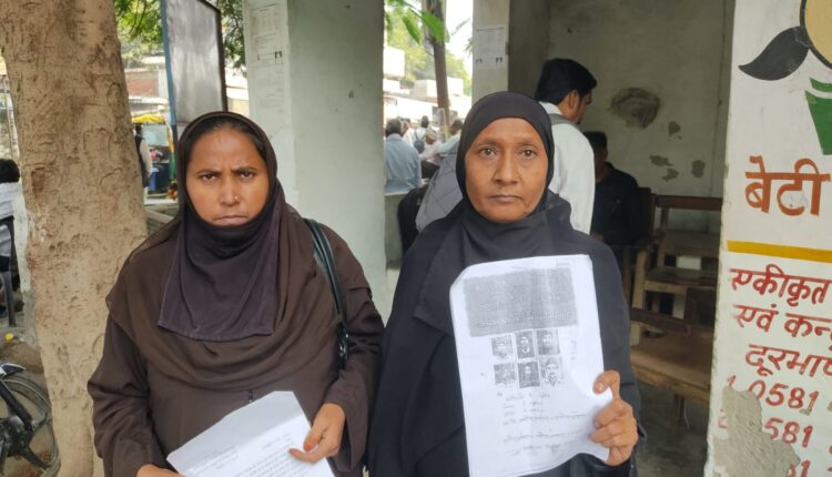 बुजुर्ग महिला के घर को नही बनने दे रहा दबंग बुला लेता है पुलिस , डीएम से की शिकायत