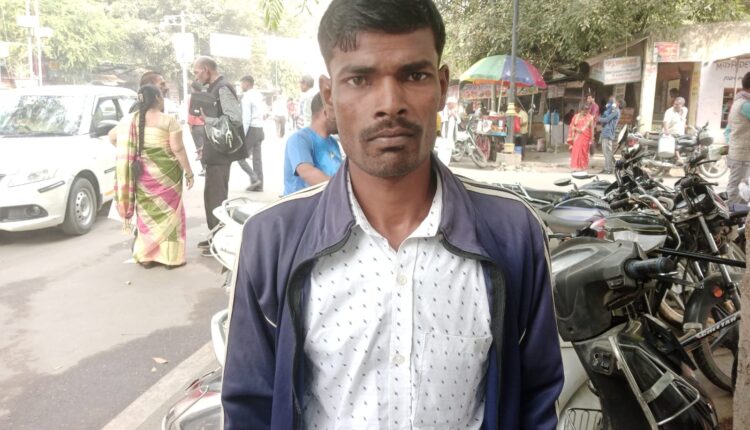 आवास स्वीकृत होने के बावजूद खुले आसमान के नीचे रात गुजारने को मजबूर है ग्रामीण