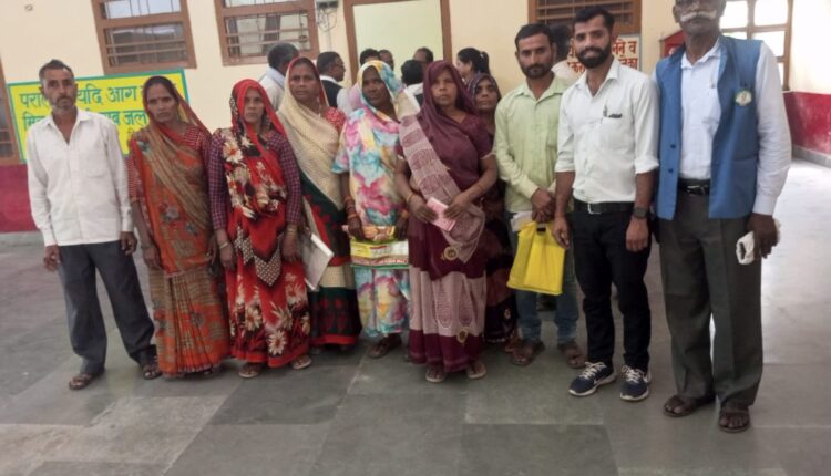 राशन विक्रेता ने अंगूठा लगवाकर नहीं दिया राशन