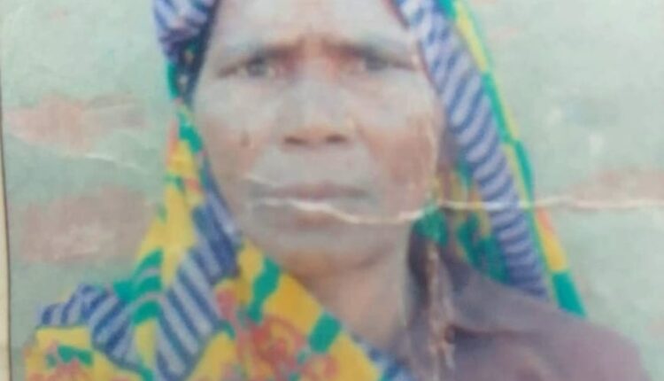 बुजुर्ग महिला की हत्या खण्डर के पीछे मिला शव