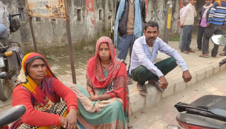 रामलीला से घर जा रहे ग्रामीण की मोटरसाइकिल पेड़ से टकराई पिता बेटी की मौत , दूसरी बेटी घायल