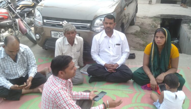 साफ सफाई न होने पर सभासद ने नगर पंचायत गेट पर दिया धरना