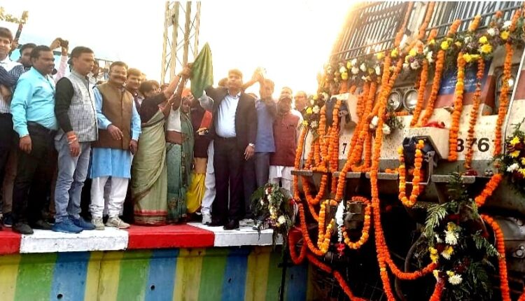 डीआरएम , सांसद फिरोज वरुण गाँधी के सचिव कमलकांत ने ट्रेन को हरी झण्डी दिखाकर रवाना किया