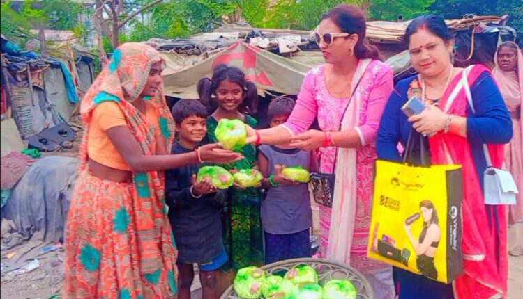 सखी लेडीज ग्रुप ने बनाया दिवाली व धनतेरस का त्यौहार बस्ती में