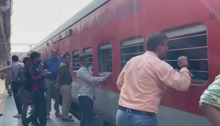 अवध असम एक्सप्रेस की बोगी लगी आग, जंक्शन पर भगदड़