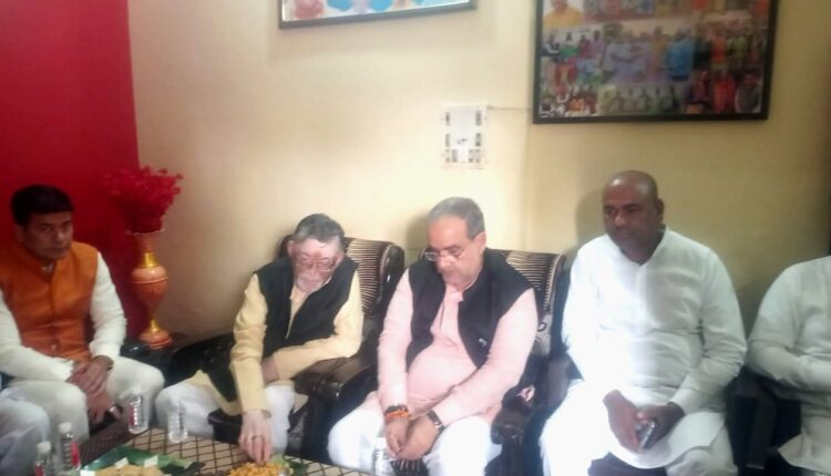 आदेश प्रताप सिंह के आवास पर पहुंचकर भाजपा के प्रदेश अध्यक्ष ने शोक संवेदना व्यक्त की