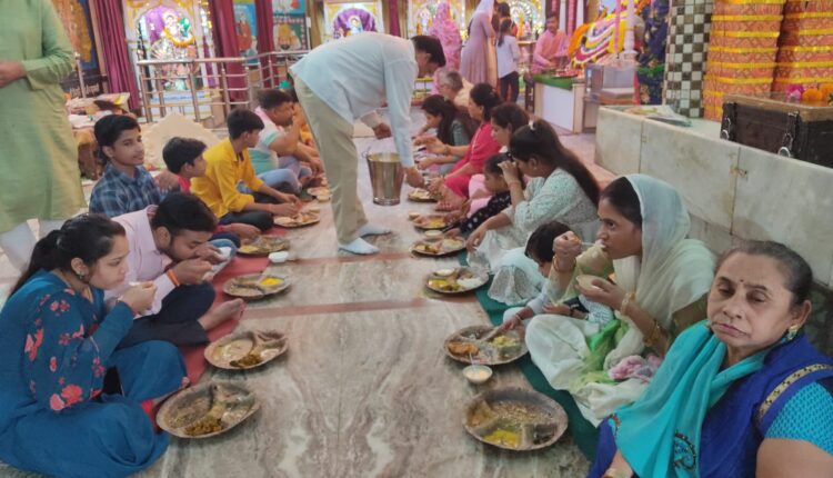 भगवान गिरिराज गोवर्धन की हुई पूजा , हुआ विशाल भण्डारा