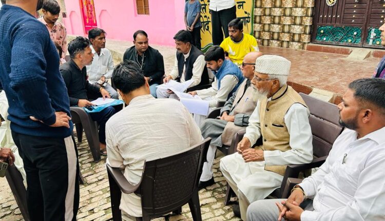 पुलिस की पिटाई से हुई संतोष की मौत , परिजनों से मिले कांग्रेसी की मुआवजे की मांग