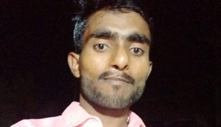 पेड़ से लटका मिला छात्र का शव