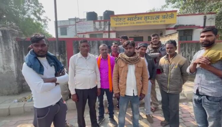 ईंटों से भरी ट्रैक्टर-ट्राली में अज्ञात वाहन ने मारी टक्कर दो मजदूरों की मौत, दो घायल