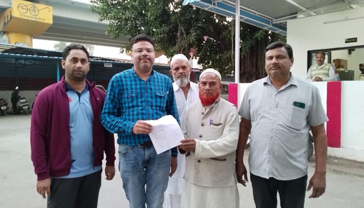 रोड नंबर 8 के नाले में पनप रही गंदगी को की सफाई को लेकर मुख्य चिकित्सा अधीक्षक से मिले नागरिक