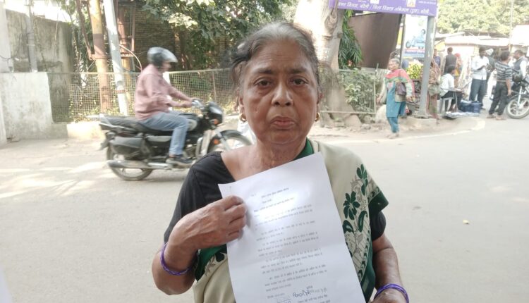 जेठ के बेटों ने विधवा को बाहर निकाल कर मकान पर किया कब्जा