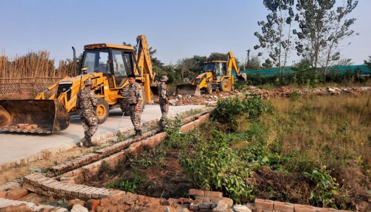 विकास प्राधिकरण द्वारा अवैध कालोनियों के विरूद्ध ध्वस्तीकरण की कार्यवाही