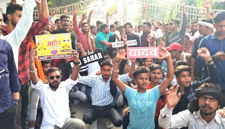 सेना में अहीर रेजिमेंट बनाने की मांग सड़को पर उतरे युवा