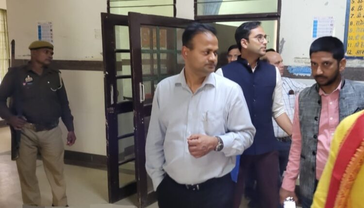 किसी भी मरीज को ना हो किसी भी तरह की दिक्कत : डीएम रविंद्र कुमार