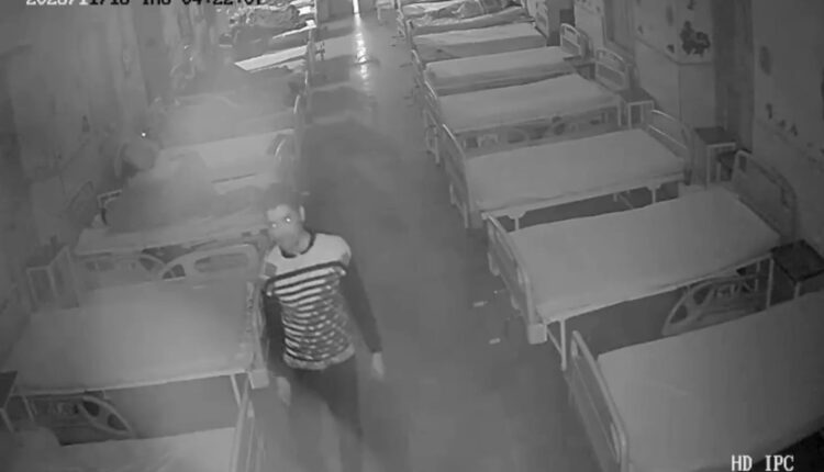 जिला अस्पताल से मरीजों के तीन मोबाइल चोरी , सीसीटीवी में कैद