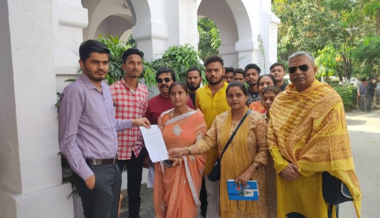 स्वामी प्रसाद मौर्य द्वारा की गई अशोभनीय टिप्पणी के विरोध में किया प्रदर्शन