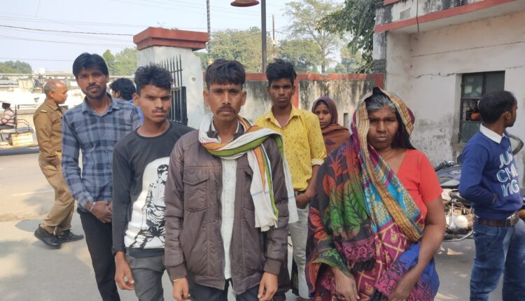 तीन दिन से गायब बुजुर्ग महिला का शव खेत में मिला , बेटी ने जताई हत्या की आशंका