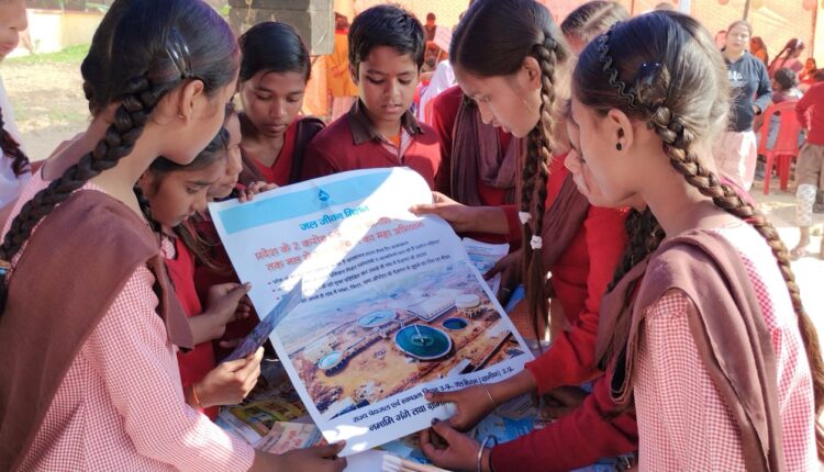 स्कूली बच्चों को पेंटिंग दिखाई गई "जल है तो कल है" की तस्वीर