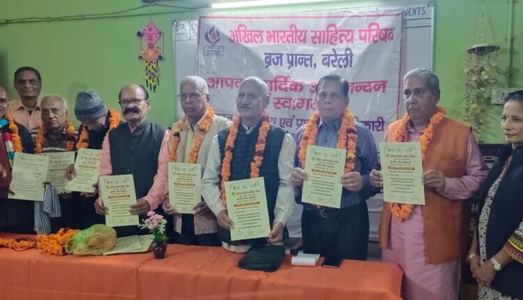 गोष्ठी में लोकतंत्र रक्षक सेनानियों को सम्मानित किया