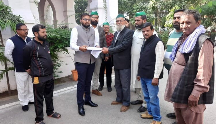 मच्छर , जल भराव , गन्दगी को लेकर भारतीय किसान यूनियन टिकैत गुट ने दिया ज्ञापन