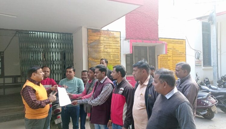 उत्तर प्रदेश पावर कारपोरेशन निविदा संविदा कर्मचारी संघ ने दिया ज्ञापन