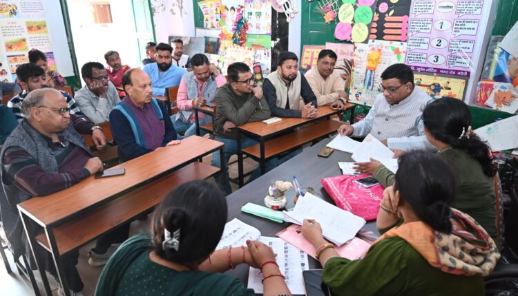 कैंट विधायक ने मतदान स्थल पर जाकर नवीन वोटर बनाने की अपील की