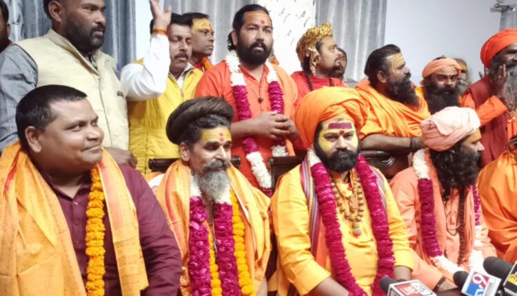 अखिलेश यादव को अयोध्या नगरी आते हुए डर लगता है: महंत राजू दास