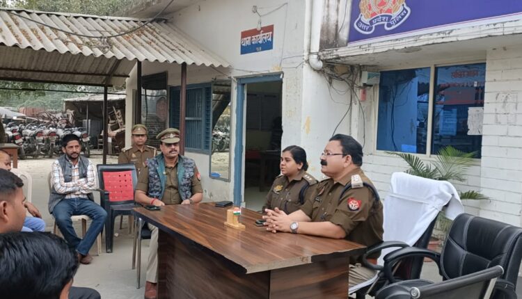 थाना परिसर में सीओ ने कस्बा एवं गांवो के लोगों की ली मीटिंग