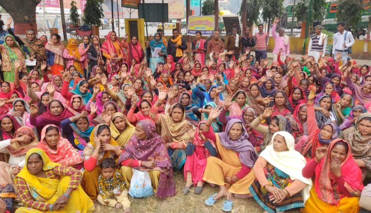 कई महीनो से नहीं मिला मानदेय , स्कूलो में कराया जाता है हमसे झाड़ू पोंछा