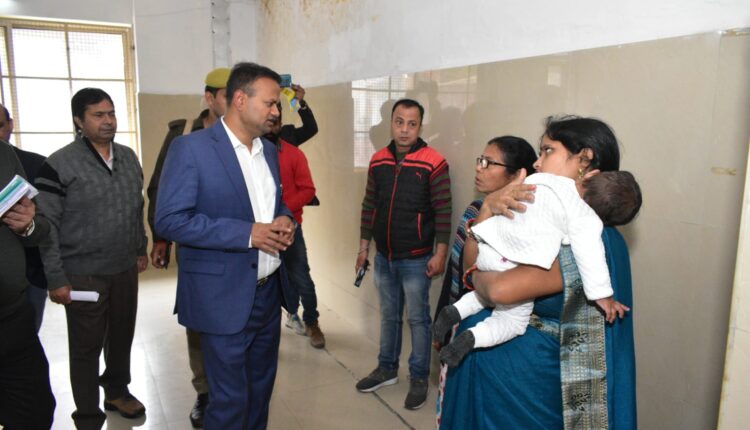 जिला महिला अस्पताल में शॉर्ट सर्किट से लगी आग का डीएम ने किया निरीक्षण
