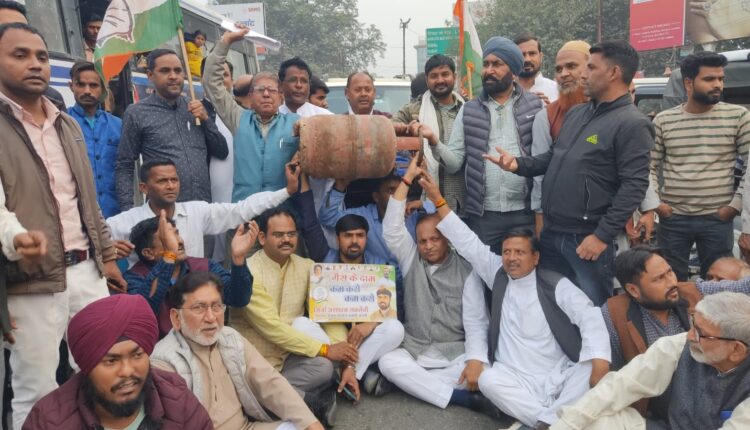 राजस्थान , छत्तीसगढ़ में 450 रूपये में गैस सिलेण्डर देने का भाजपा वादा, उत्तर प्रदेश में 450 का क्यों नही : कांग्रेस