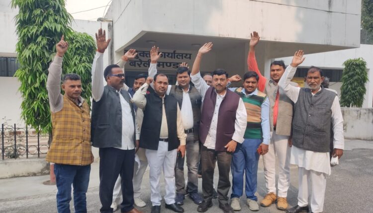 जिला पंचायत सदस्यों की गाड़ी टोल पर फ्री और 50 हजार रुपये मानदेय की मांग की