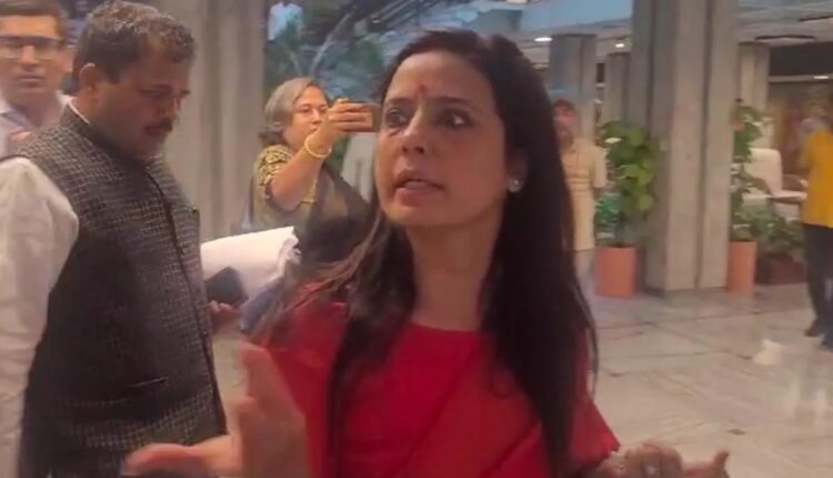 एथिक्स कमेटी में महुआ मोइत्रा से 'बेहद निजी' सवालों के आरोप, विपक्षी सांसदों ने किया वॉकआउट