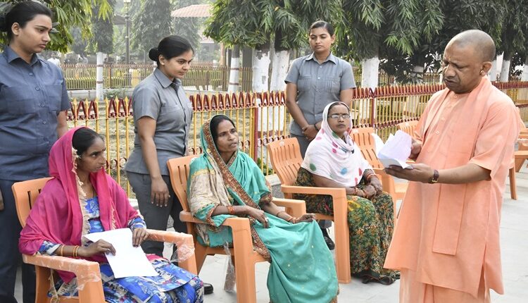 कब्जामुक्त कराएंगे दबंगों से जमीन, आवास भी बनवाएंगे: सीएम योगी