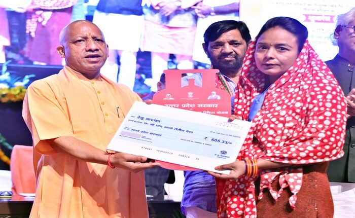 दिवाली ही नहीं, होली में भी देंगे फ्री में गैस सिलेंडर: सीएम योगी