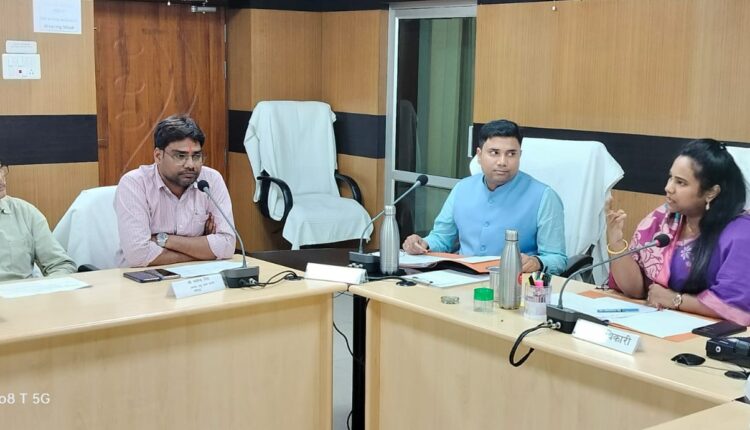 फतेहपुर: उद्योग बंधु की बैठक में नहीं पहुंचे शीर्ष अधिकारी, नाराज डीएम ने जारी किया नोटिस