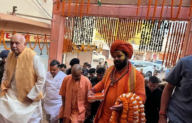 Ayodhya: सीएम योगी ने हनुमानगढ़ी में पूजा की, फिर रामलला के किए दर्शन