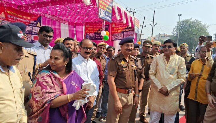 फतेहपुर में सुरक्षित यातायात के लिए डीएम-एसपी ने किया जागरूक