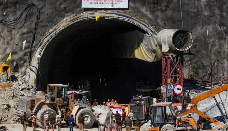 Uttarkashi Tunnel Rescue: सिल्‍क्‍यारा टनल में शुक्रवार से रुका है रेस्क्यू, आज डाली जाएगी फोन लाइन