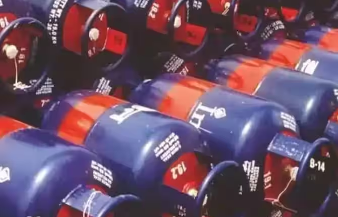 Commercial LPG सिलेंडर की कीमतों में बढ़ोतरी