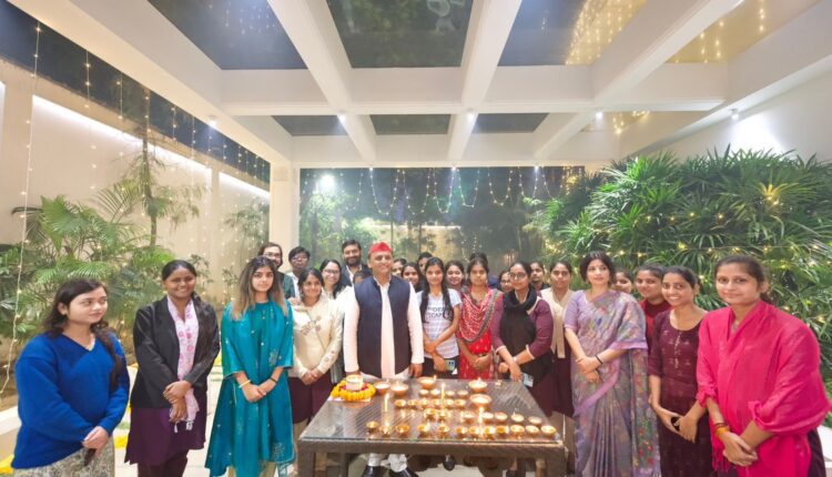UP Politics: अखिलेश-डिंपल ने डायल 112 की महिलाओं के साथ मनाई दिवाली