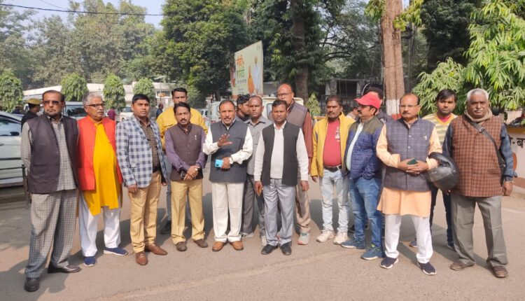 विस्फोटक सामग्री , मोबिल ऑयल के गोदाम को हटाने की डीएम से मांग की