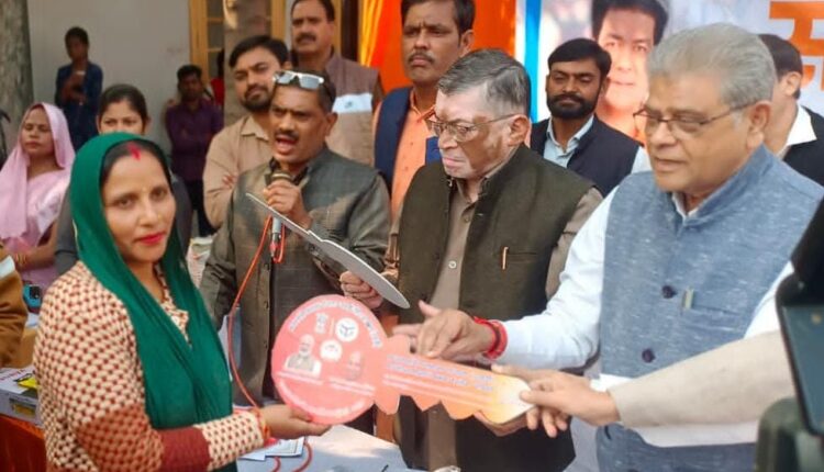 केंद्र सरकार की योजनाओं को विकसित भारत संकल्प यात्रा द्वारा जन जन तक पहुंचाना : सांसद संतोष गंगवार