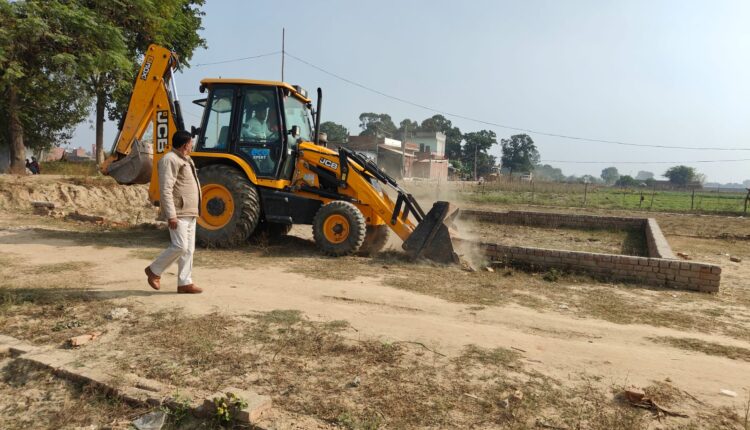 प्राधिकरण की प्रवर्तन टीम द्वारा अवैध कालोनियों पर चला प्राधिकरण का बुलडोजर
